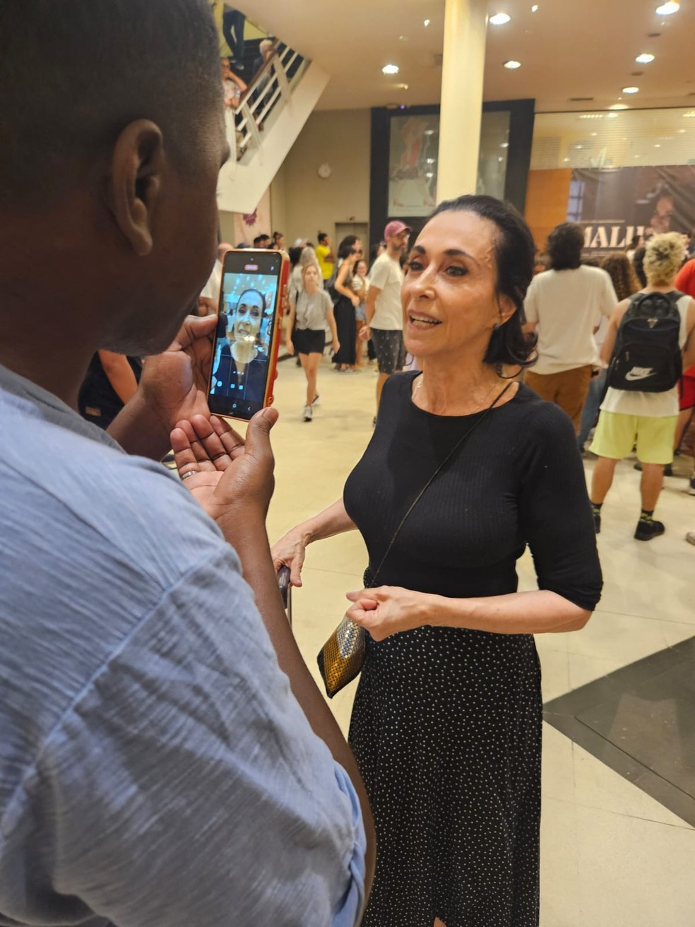 A grande vencedora do concurso de sósias de Fernanda Torres foi Lu Anastácio, atriz e tradutora — Foto: Divulgação