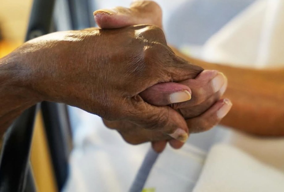 Lyle Gittens, de 108 anos, e sua esposa Eleanor Gittens, de 107 anos, so recordistas como o casal mais velho do mundo  Foto: Reproduo/Instagram @longeviquest