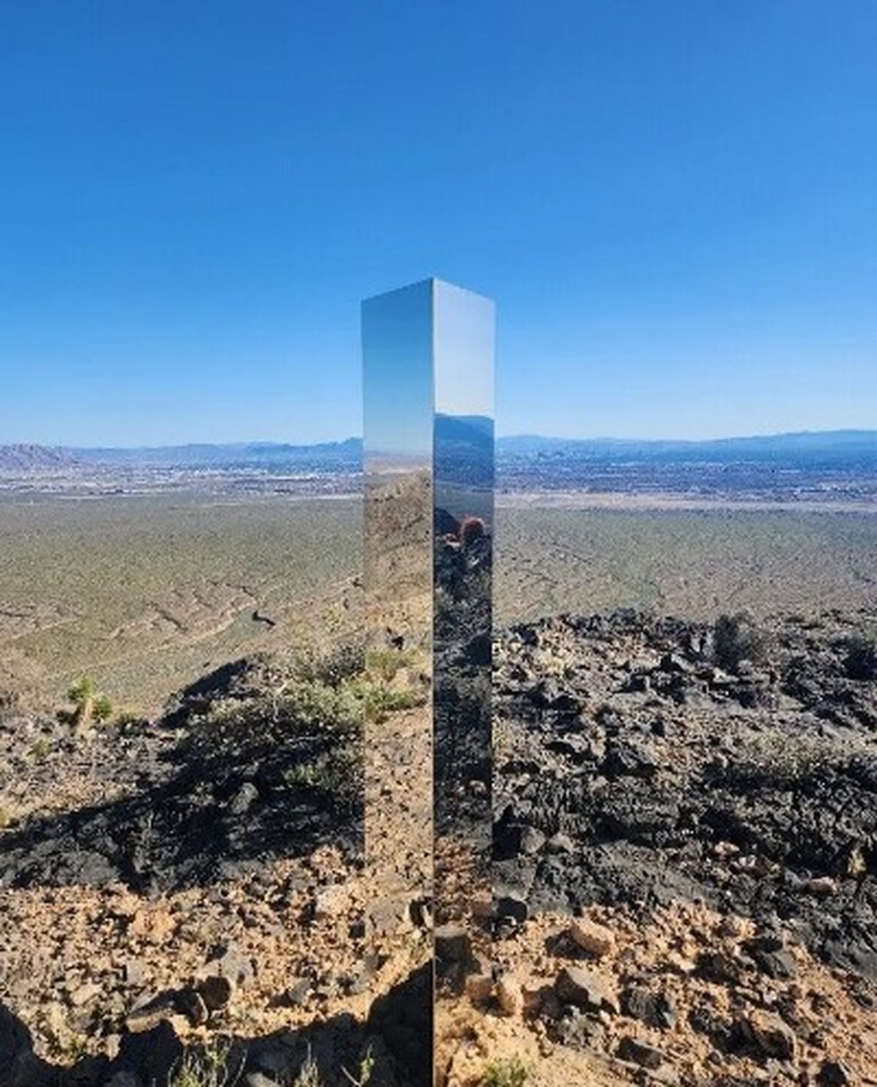 'Misterioso monólito' surge em deserto próximo de Las Vegas — Foto: Reprodução/Las Vegas Metropolitan Police