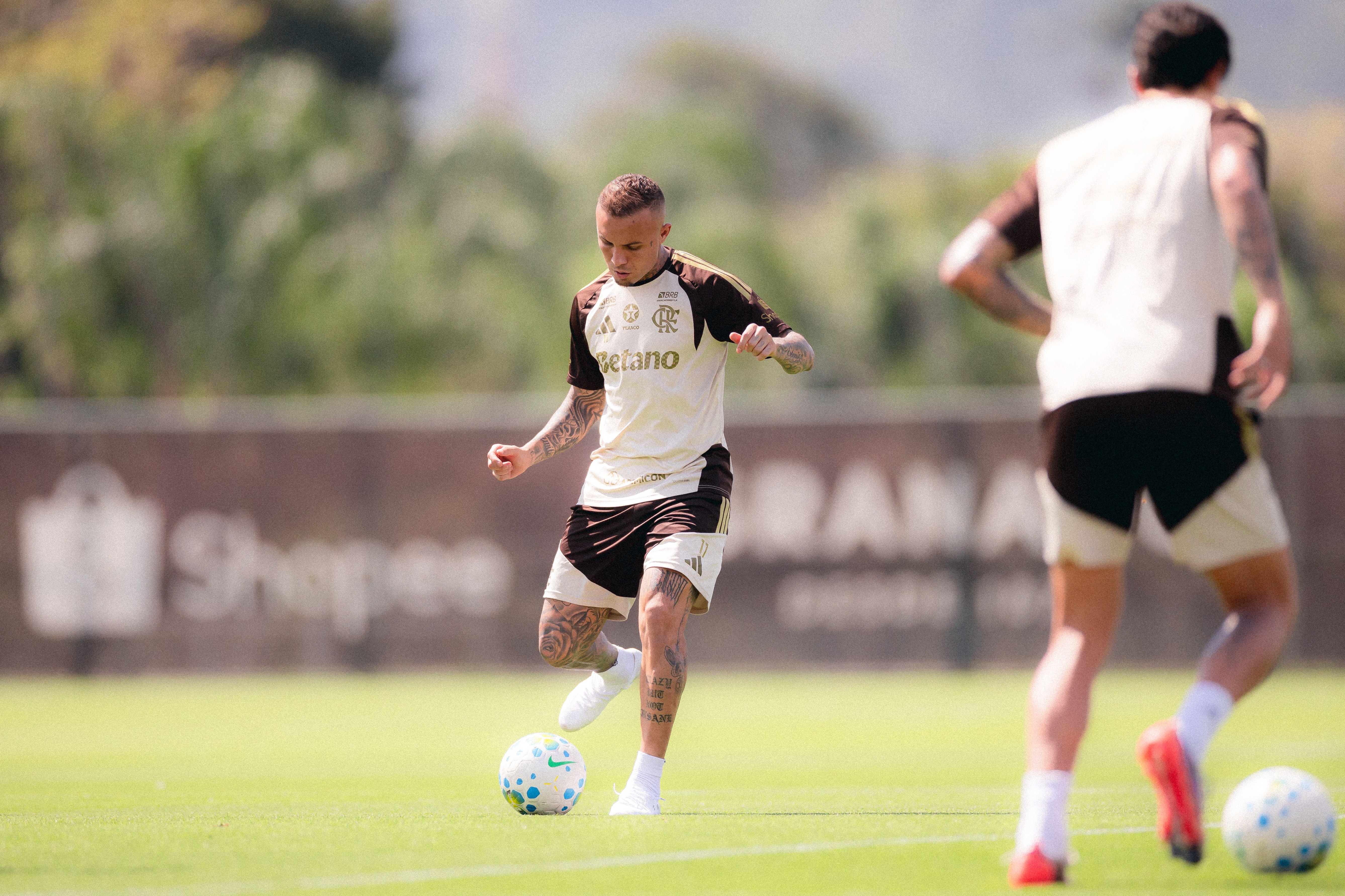 Compromisso Inabalável: Everton Cebolinha Rejeita Rival e Reafirma Foco no Manto Sagrado
