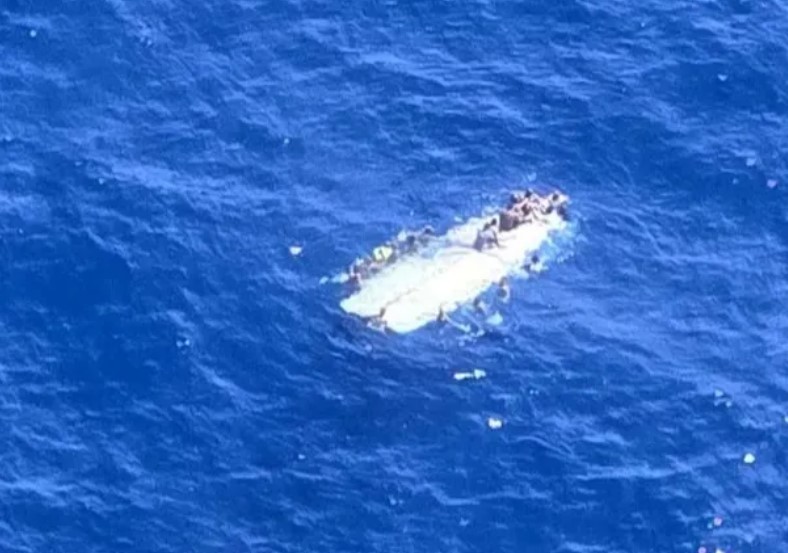 Duas pessoas morrem após caírem no mar durante briga com facão em barco lotado de imigrantes no Caribe