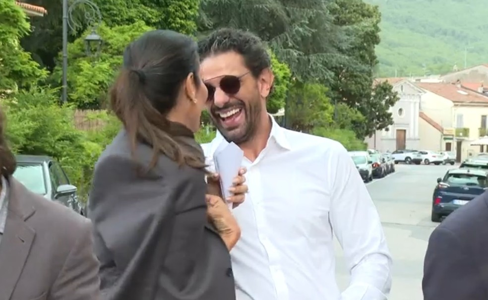 Após beijo em casamento, Ivete se divertindo com novo affair são flagrados por TV gringa — Foto: Reprodução
