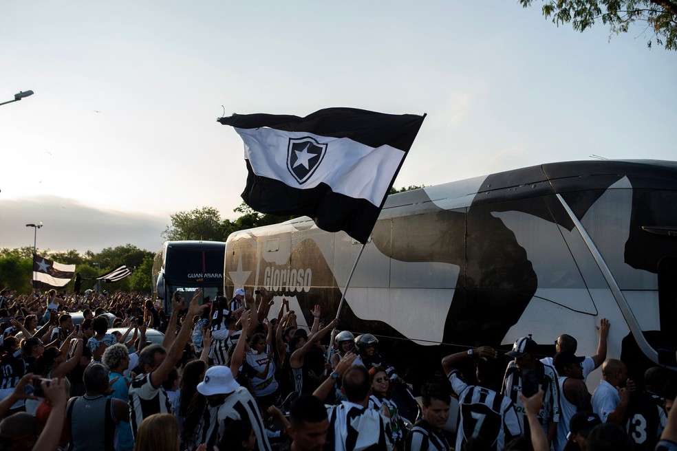 Ônibus com elenco do Botafogo é recebido por torcedores após conquista da Libertadores — Foto: Tercio Teixeira/AFP