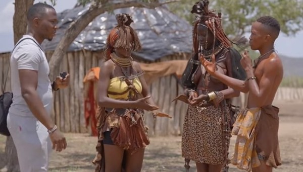 Em tribo africana, homens oferecem as esposas para sexo com visitantes