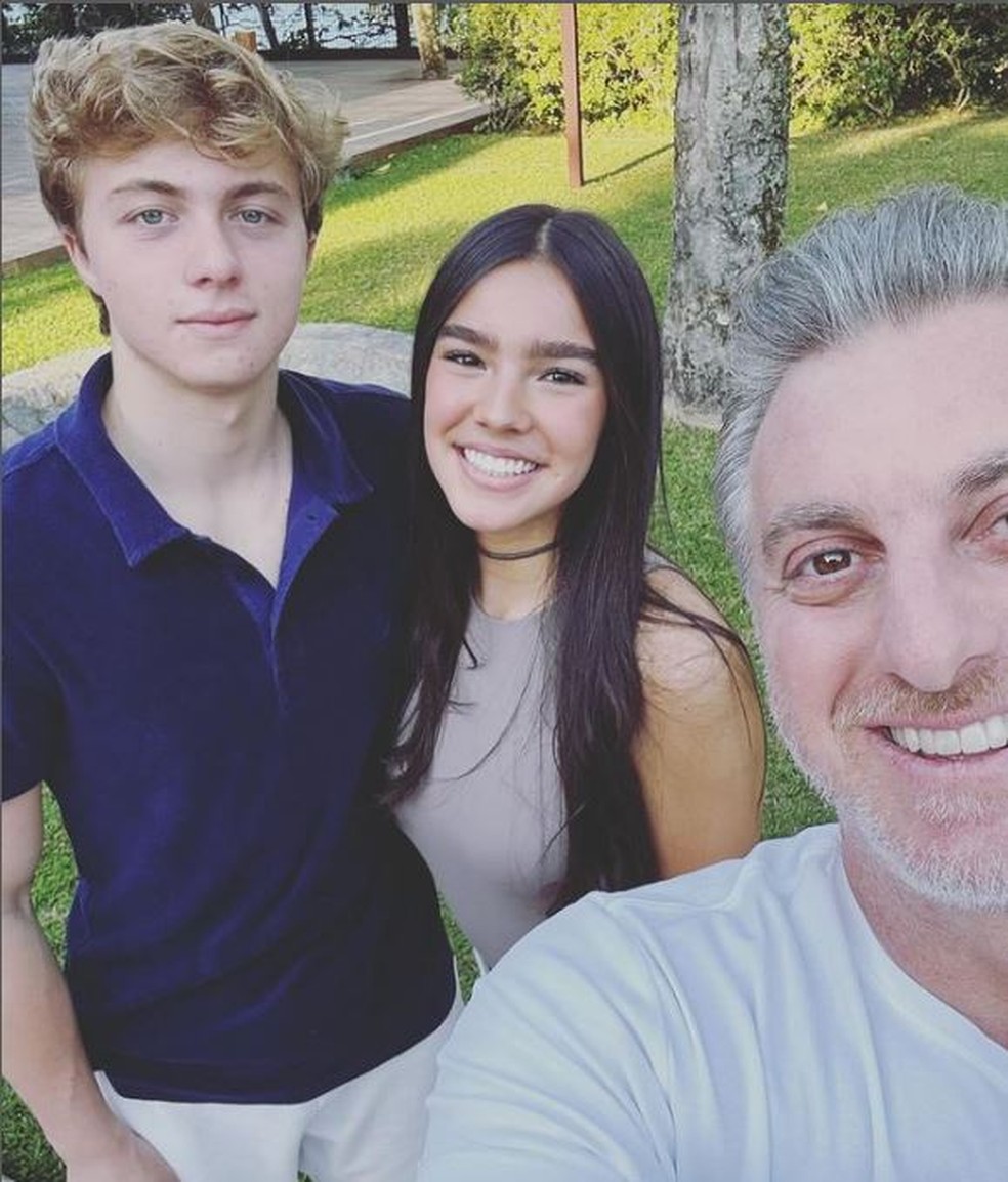 Benício Huck com Duda Guerra e Luciano Huck — Foto: Reprodução