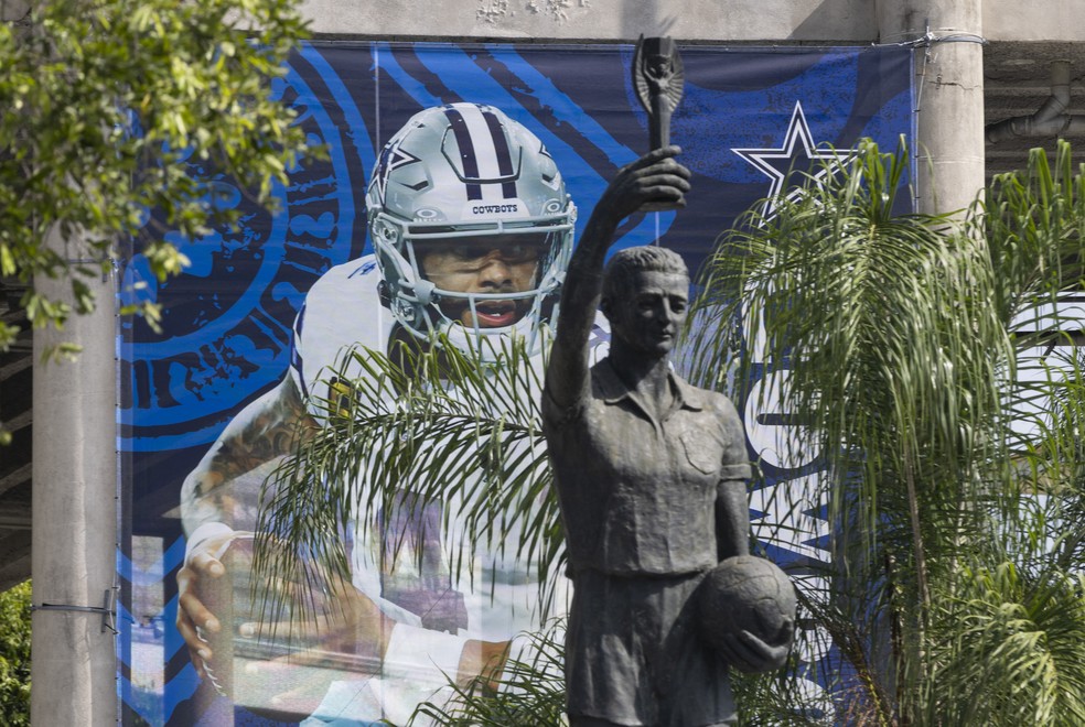 Maracanã recebe o jogo da NFL entre Dallas Cowboys e Baltimore Ravens. Na foto, Estátua do Bellini com a imagem de Dak Prescott ao fundo — Foto: Márcia Foletto