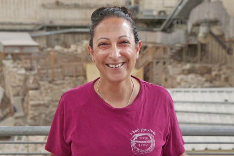 Efrat Bocher, diretora de escavação da IAA — Foto: Reprodução