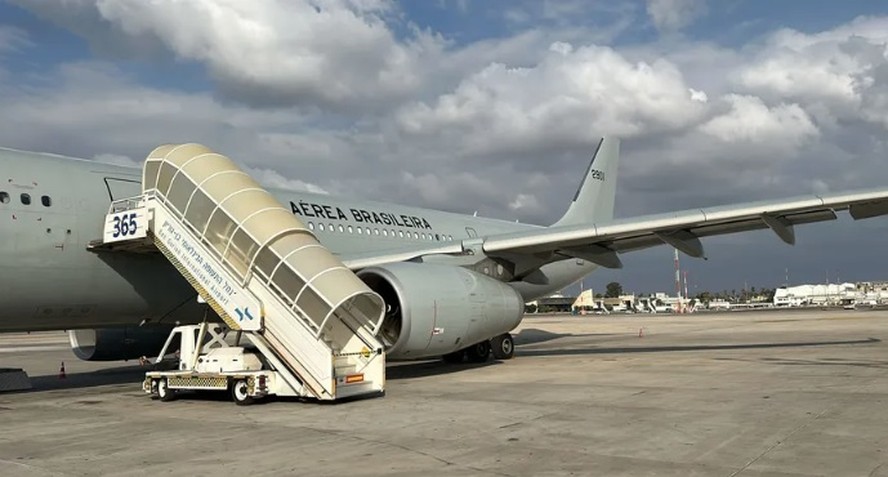 Primeiro avião da FAB com 211 repatriados de Israel decola de Tel