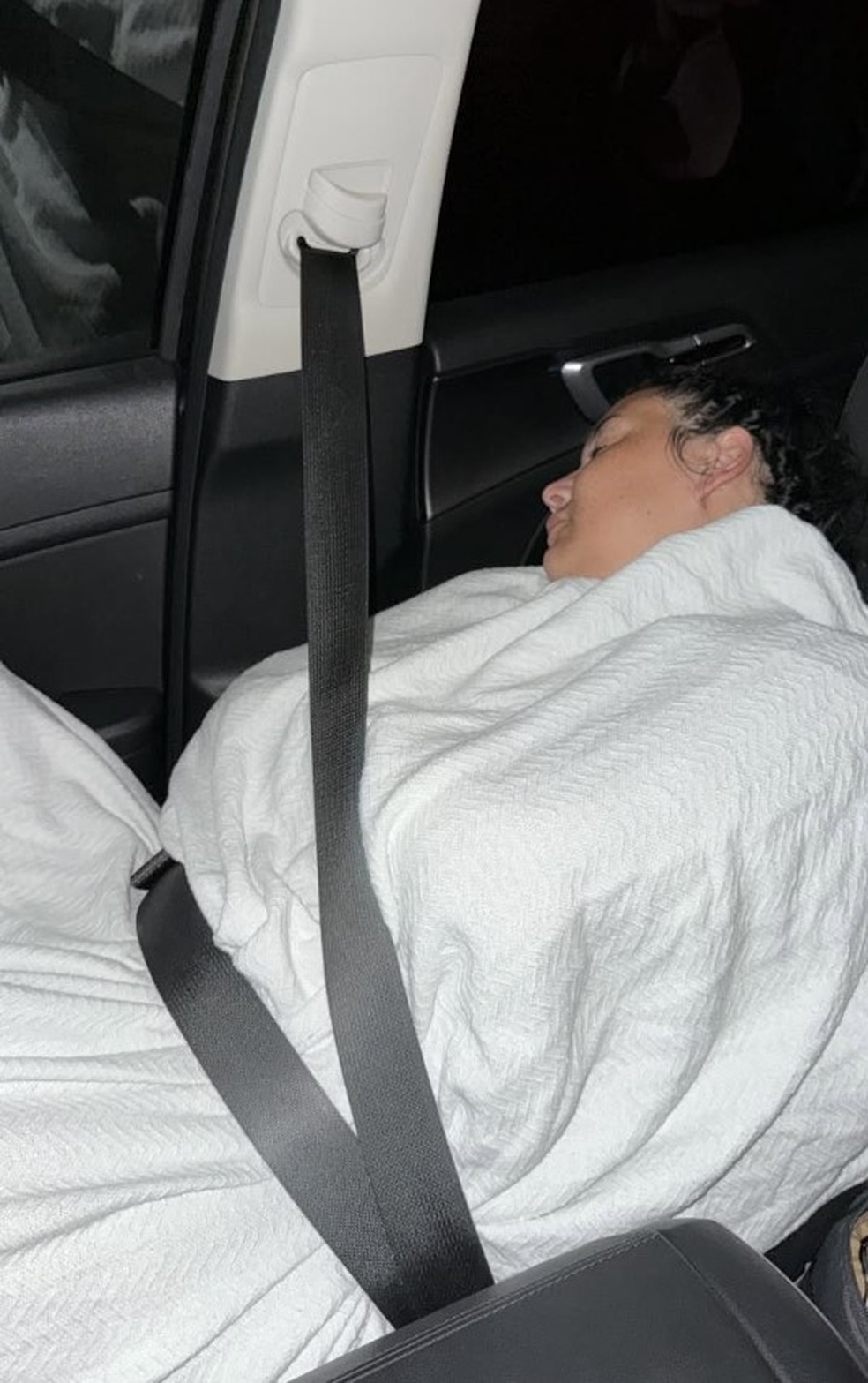 Kirsten Lindsey sendo levada de carro para a Louisiana ap&oacute;s cirurgia na Fl&oacute;rida &mdash; Foto: Reprodu&ccedil;&atilde;o/Facebook