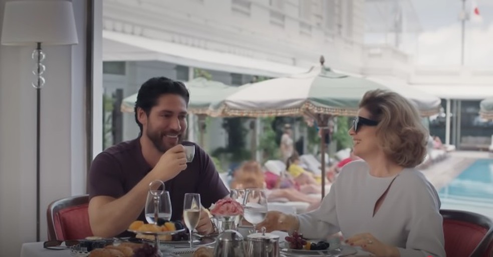 Martin (Ângelo Rodrigues) e Odete Roitman (Debora Bloch) em cena de "Vale tudo" — Foto: Reprodução/TV Globo