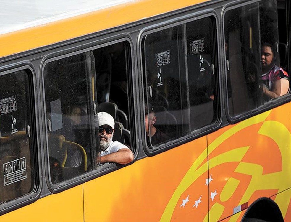 A primeira promessa de climatização de 100% da frota é de 2012, mas 17% dos ônibus do Rio ainda circulam sem ar-condicionado pela cidade — Foto: Alexandre Cassiano