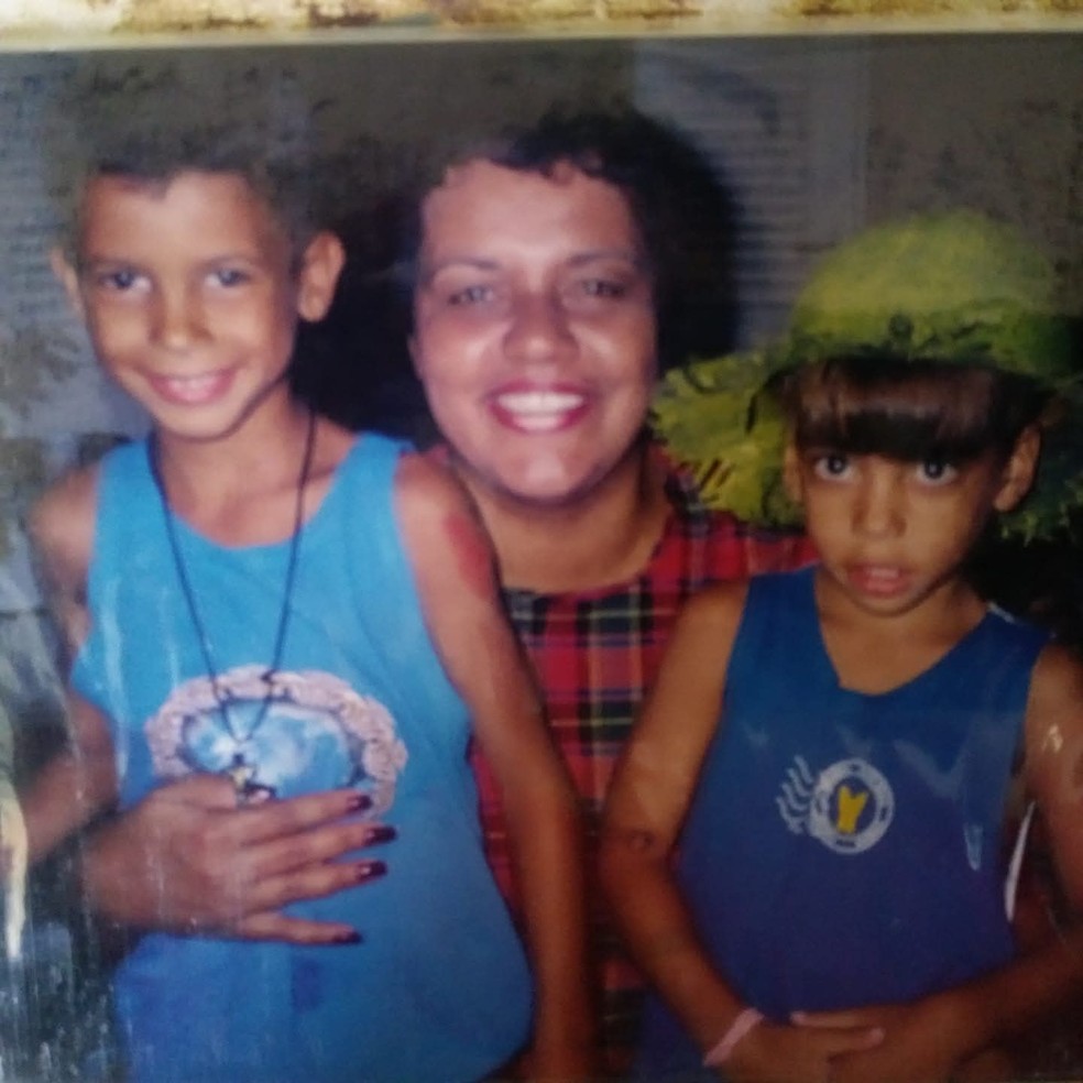 Lucas Paquetá, à direita, ao lado da professora Marli, ao centro, e seu irmão Matheus Paquetá, à esquerda — Foto: Reprodução / Arquivo pessoal