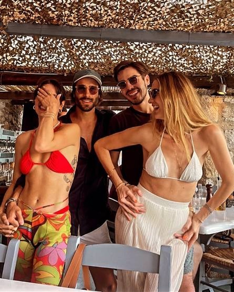 &Aacute;lan Bissoli com Isis Valverde e Jo&atilde;o Silva e sua ent&atilde;o namorada Schynaider Moura na Gr&eacute;cia em 2022 &mdash; Foto: rep/ instagram