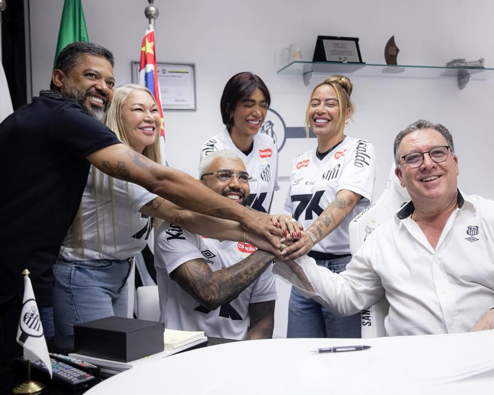 Rafaella acompanhou Gabigol na assinatura de contrato com o Santos — Foto: Raul Baretta/ Santos FC