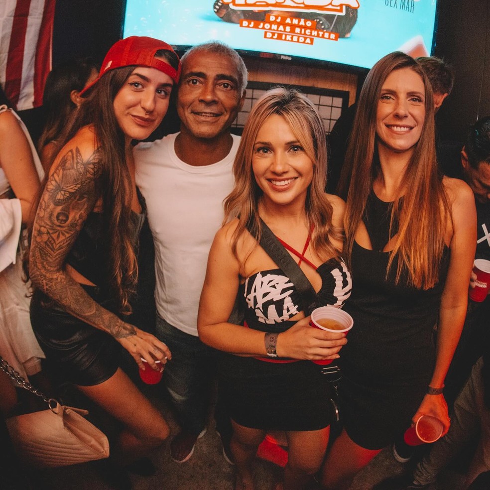 Romário posa com fãs em casa noturno em Balneário Camboriú — Foto: reprodução/ instagram