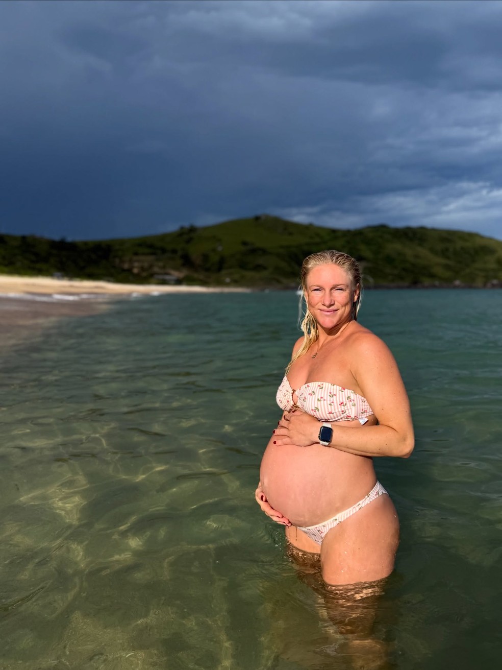 Medalha de prata nos Jogos Olímpicos de Paris 2024, Tati Weston-Webb está esperando sua primeira filha, fruto do relacionamento com o também surfista Jessé Mendes — Foto: Instagram/reprodução