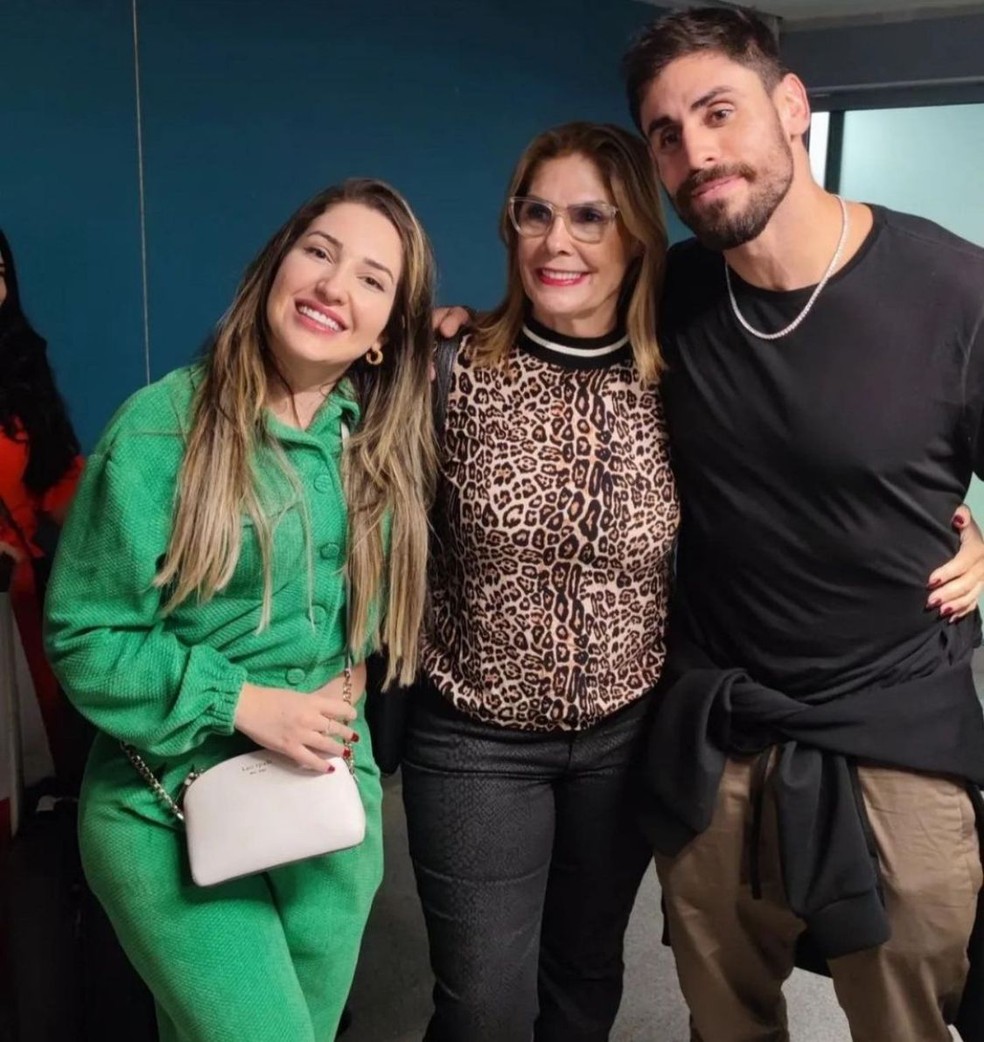 Ex-BBB Amanda viaja com Cara de Sapato para a terra dele e conhece a mãe do lutador — Foto: Instagram