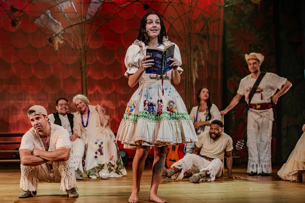 Laura Saab interpreta sua avó Fafá de Belém quando menina, em "Fafá de Belém, o musical" — Foto: Nil Caniné/Divulgação