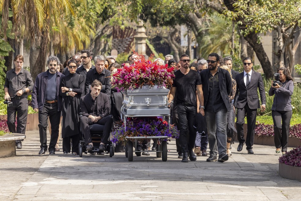 Cortejo e enterro de Odete (Debora Bloch) em 'Vale tudo'. Na cena: Afonso (Humberto Carrão), Celina (Malu Galli), César (Cauã Reymond), Estéban (Caco Ciocler), Eugênio (Luiz Salem), Fernanda (Ramille), Freitas (Luis Lobianco), Heleninha (Paolla Oliveira), Leonardo (Guilherme Magon), Leila (Carolina Dieckmmann), Marco Aurélio (Alexandre Nero), Olavo (Ricardo Teodoro), e Renato (João Vicente de Castro) — Foto: Fábio Rocha/Rede Globo/Divulgação