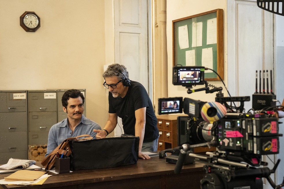 Wagner Moura com o diretor Kleber Mendonça Filho nos bastidores de "O agente secreto" — Foto: Victor Jucá/Divulgação