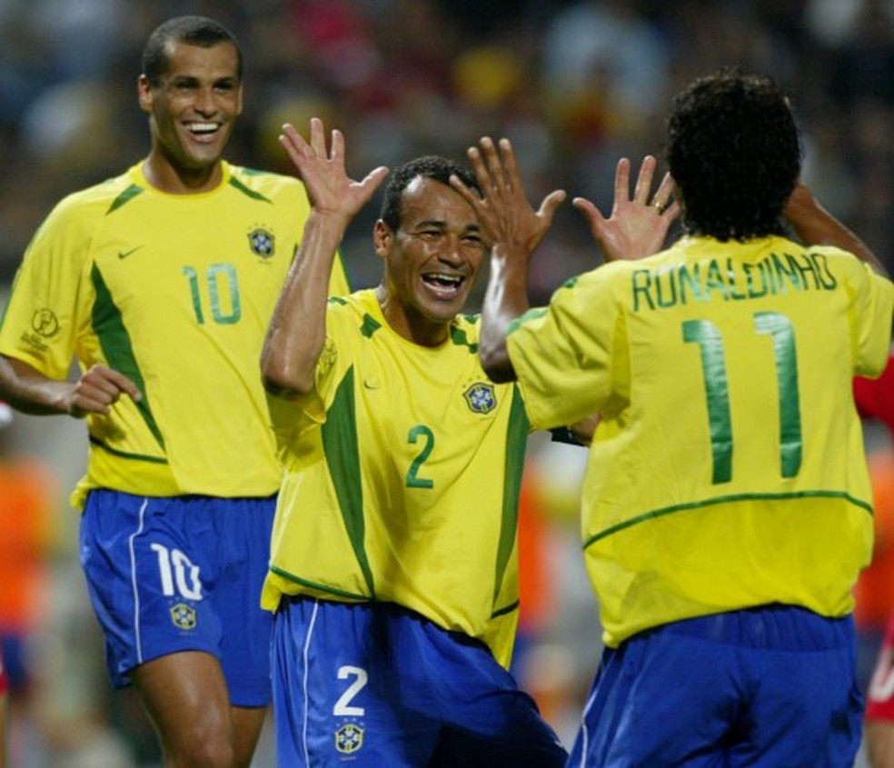 Cafu comemora com Ronaldinho Gaúcho na goleada da seleção brasileira sobre a China na Copa do Mundo de 2002 — Foto: Greg Wood/AFP