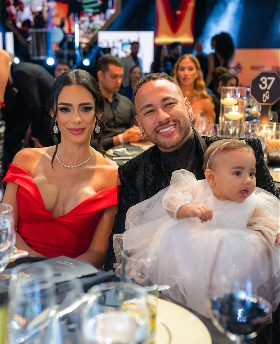 Musa do Salgueiro e marido pagam R$ 1,8 milhão em leilão de Neymar por um  fim de semana com o jogador