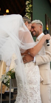 Arrascaeta e Camila Bastiani abrem álbum de fotos do último casamento — Foto: Gabriel Queiroz