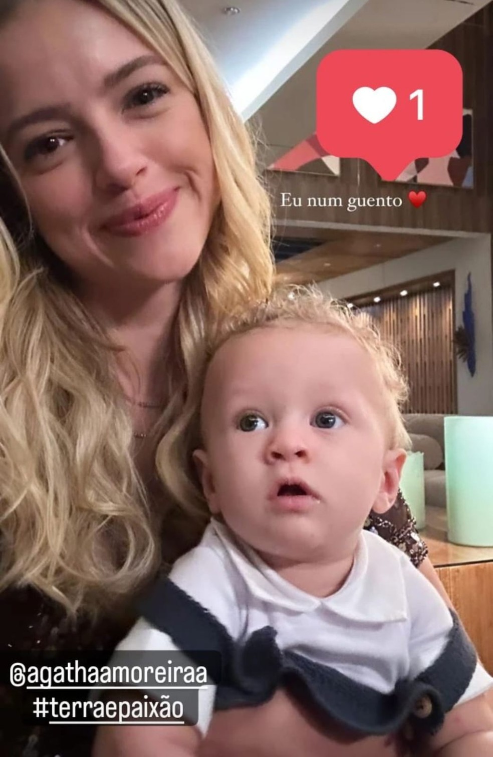 O bebê Bryan Robert no colo de Agatha Moreira, nos bastidores de "Terra e paixão" — Foto: Reprodução de Instagram