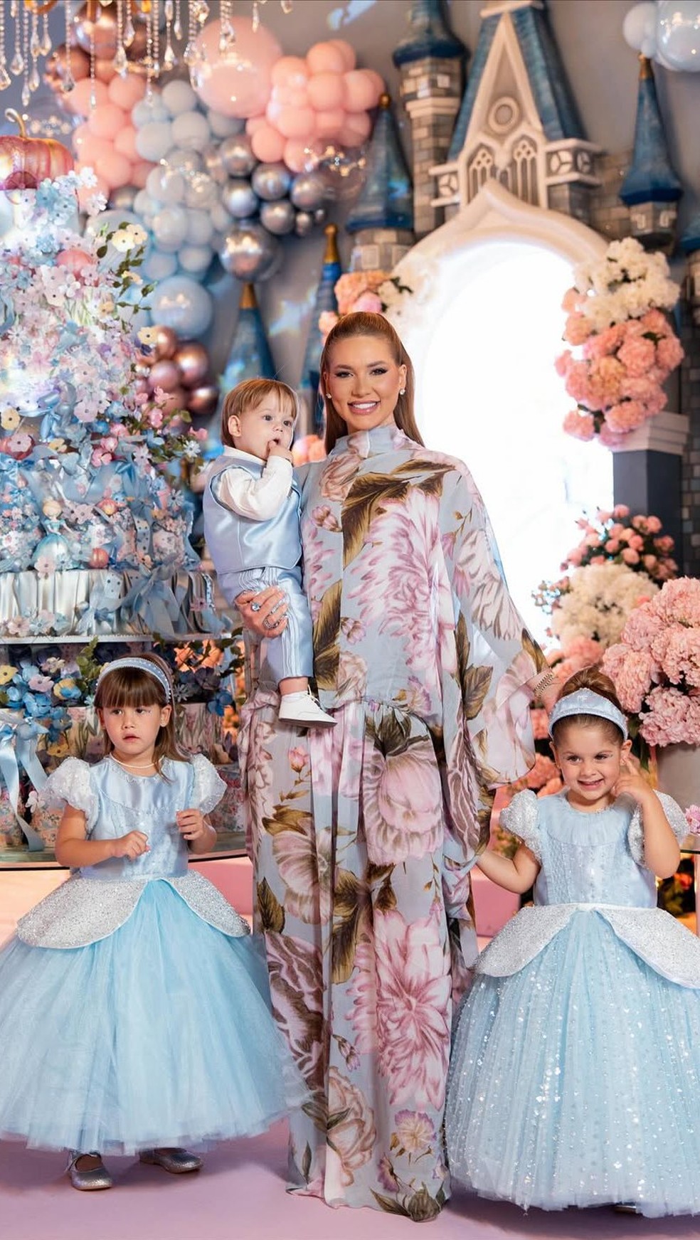 Virgínia com os filhos no aniversário de Cinderela de Maria Flor — Foto: Reprodução/Instagram