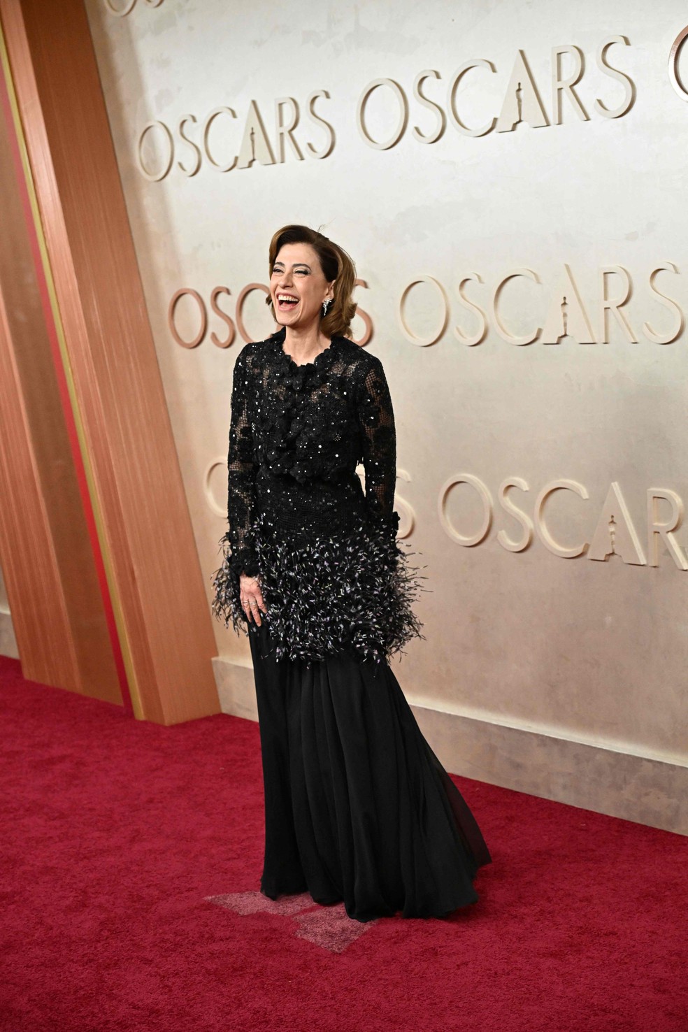 Fernanda Torres no tapete vermelho do Oscar — Foto: Robyn Beck / AFP