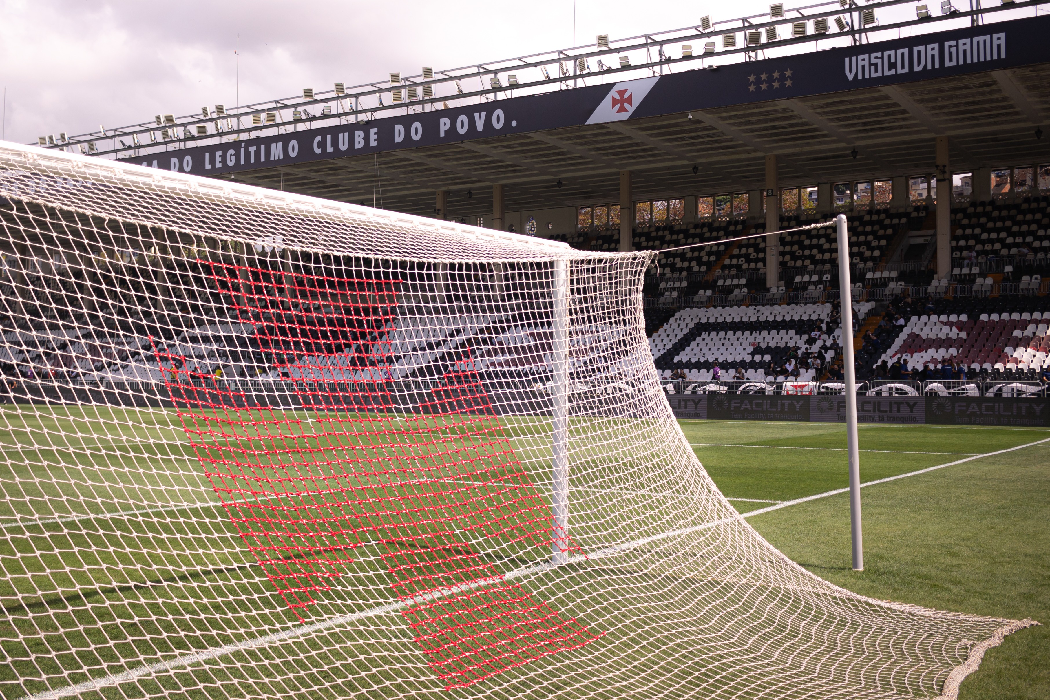 Conmebol determina prazos para Vasco escolher estádio do duelo com o Boca Juniors pela Sul-Americana; entenda