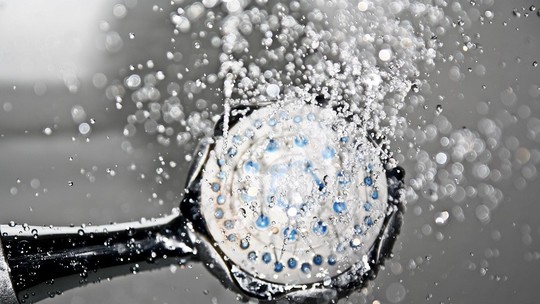 Como limpar chuveiros elétricos e outros metais do banheiro? Especialista dá 5 dicas de manutenção Como limpar chuveiros elétricos e outros metais do banheiro? Especialista dá 5 dicas de manutenção