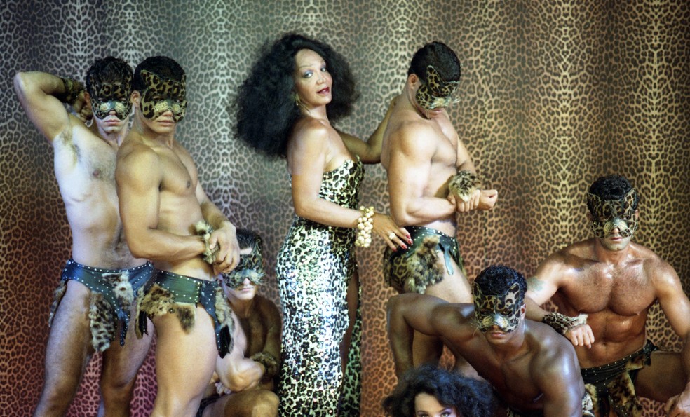 22/01/1993 A Noite dos Leopardos - ao centro a travesti Eloína — Foto: Foto Marco Antonio Teixeira / Agência O Globo