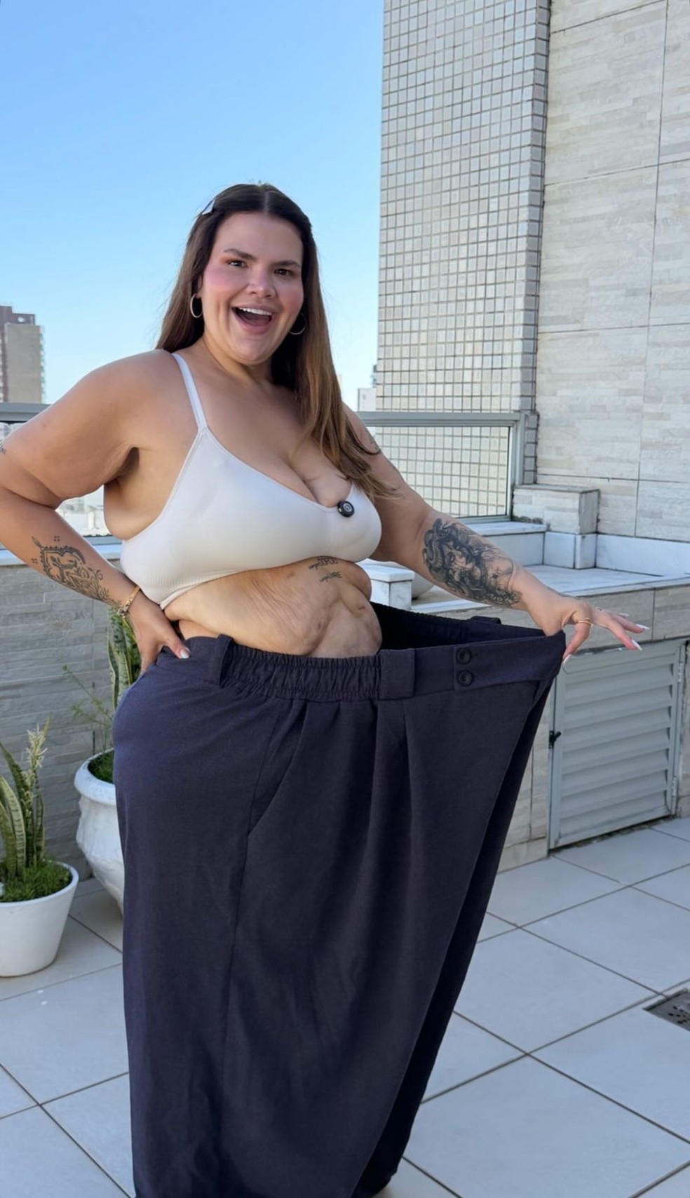 Thais Carla experimenta calça que usava antes de perder peso — Foto: Reprodução/Instagram