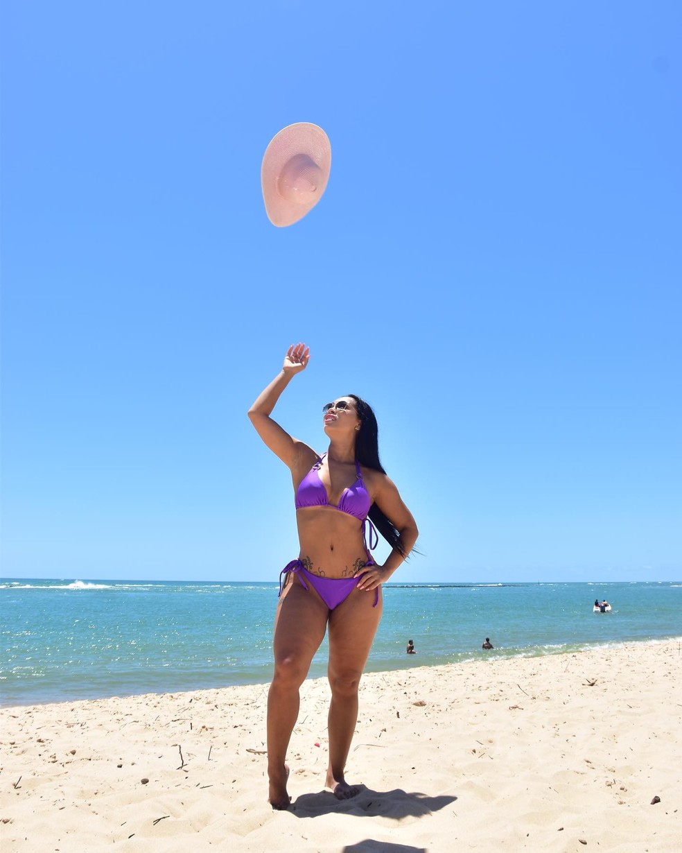 M&atilde;e de MC Ryan, Myla Santana curte praia em Alagoas &mdash; Foto: reprodu&ccedil;&atilde;o/ instagram