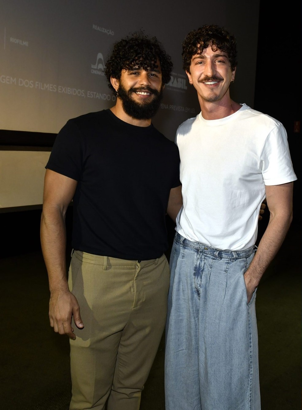 Johnny Massaro com o novo namorado, o arquiteto Ray Queiroz — Foto: Cristina Granato/ reprodução/ instagram