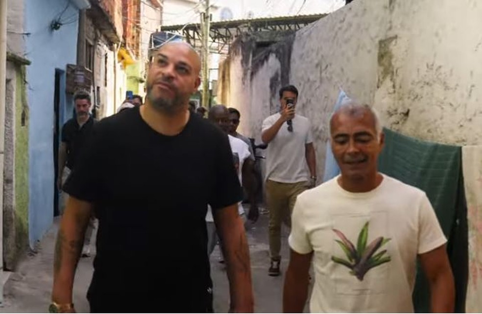 Adriano leva Romário para conhecer a casa onde cresceu na Vila Cruzeiro — Foto: reprodução/ youtube