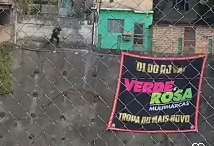 Policial corre de tiros na Mangueira e ouve gritos de 'vai morrer'; confira o vídeo