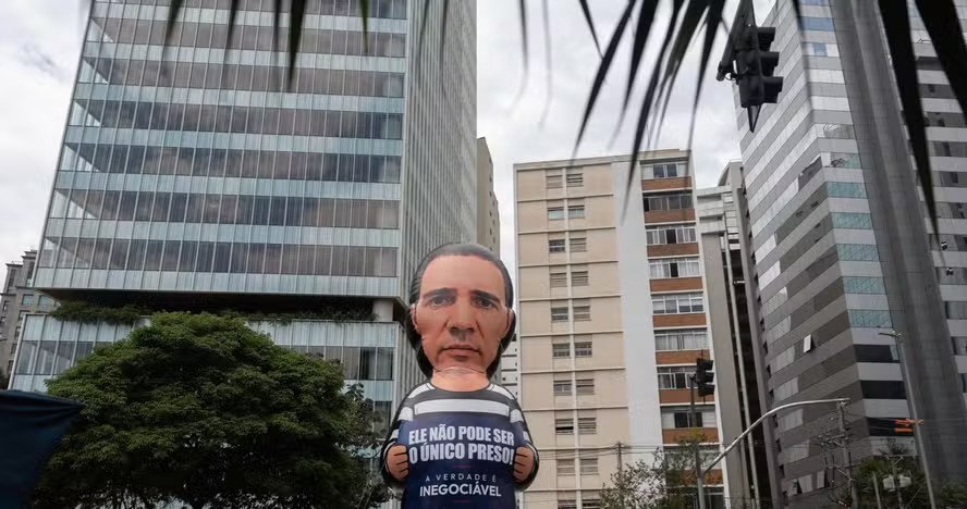Boneco inflável de Vorcaro é instalado na Faria Lima com a frase: 'Ele não pode ser o único preso'