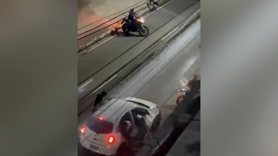 Criminosos em motos fazem arrastão na Avenida Pastor Martin Luther King Jr., na Zona Norte do Rio