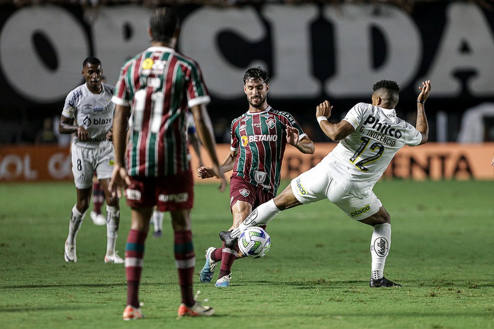 Martinelli abriu o placar para o Fluminense na Vila Belmiro — Foto: Lucas Merçon / Fluminense