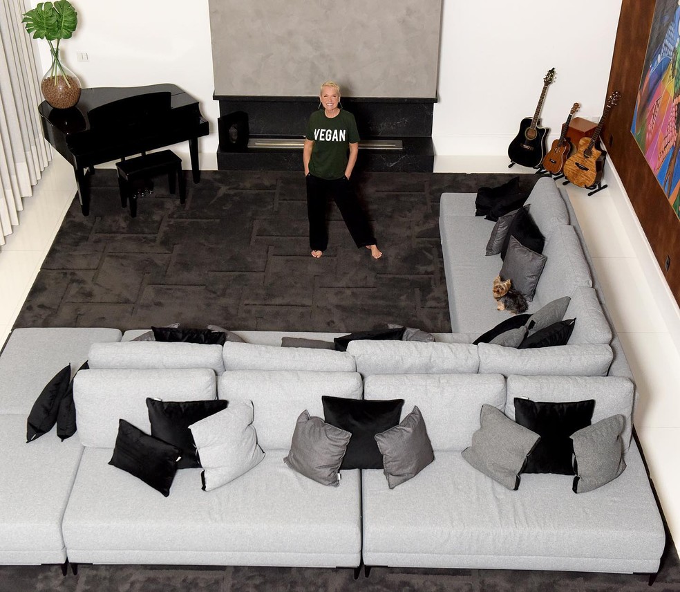 Xuxa na sala gigante de sua nova mansão — Foto: reprodução/ instagram 