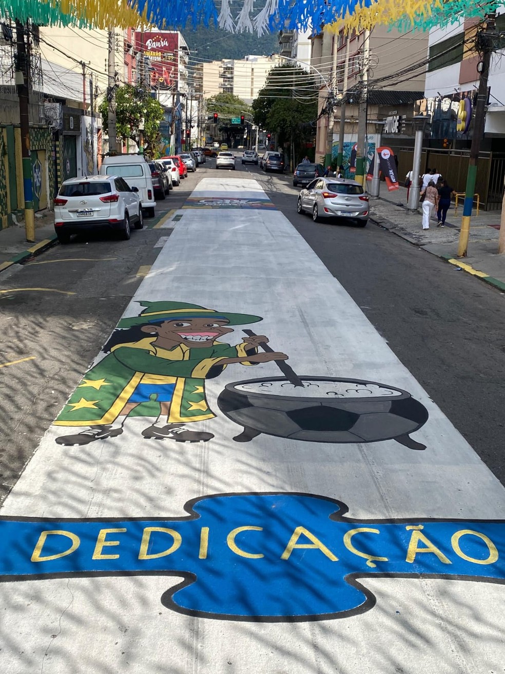Ronaldinho Gaúcho, o "bruxo", pintado na Rua Pereira Nunes — Foto: Thelmo Sym / Galera da Pereira Nunes
