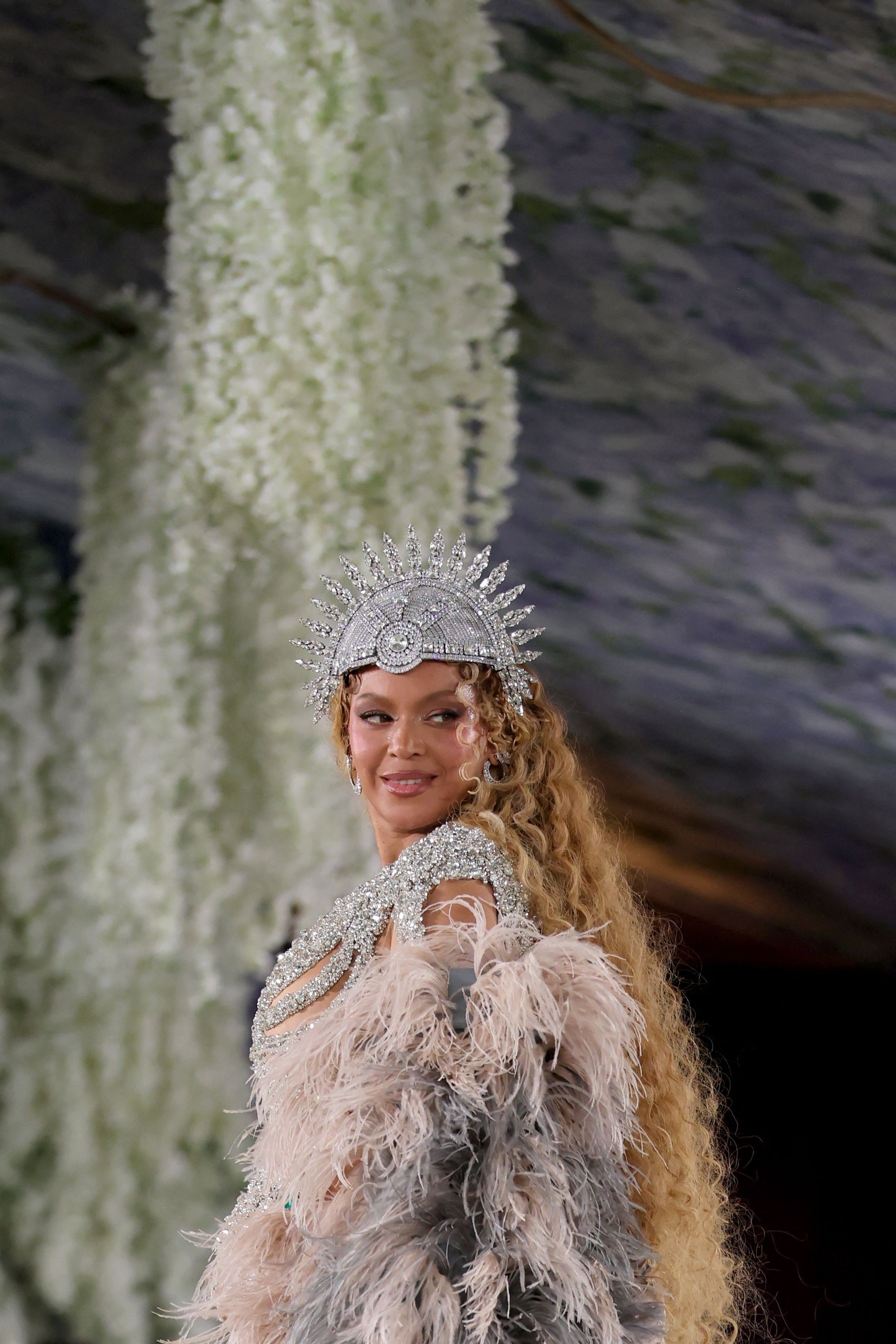 Beyoncé retorna ao Met Gala após 10 anos e rouba a cena com look escultural