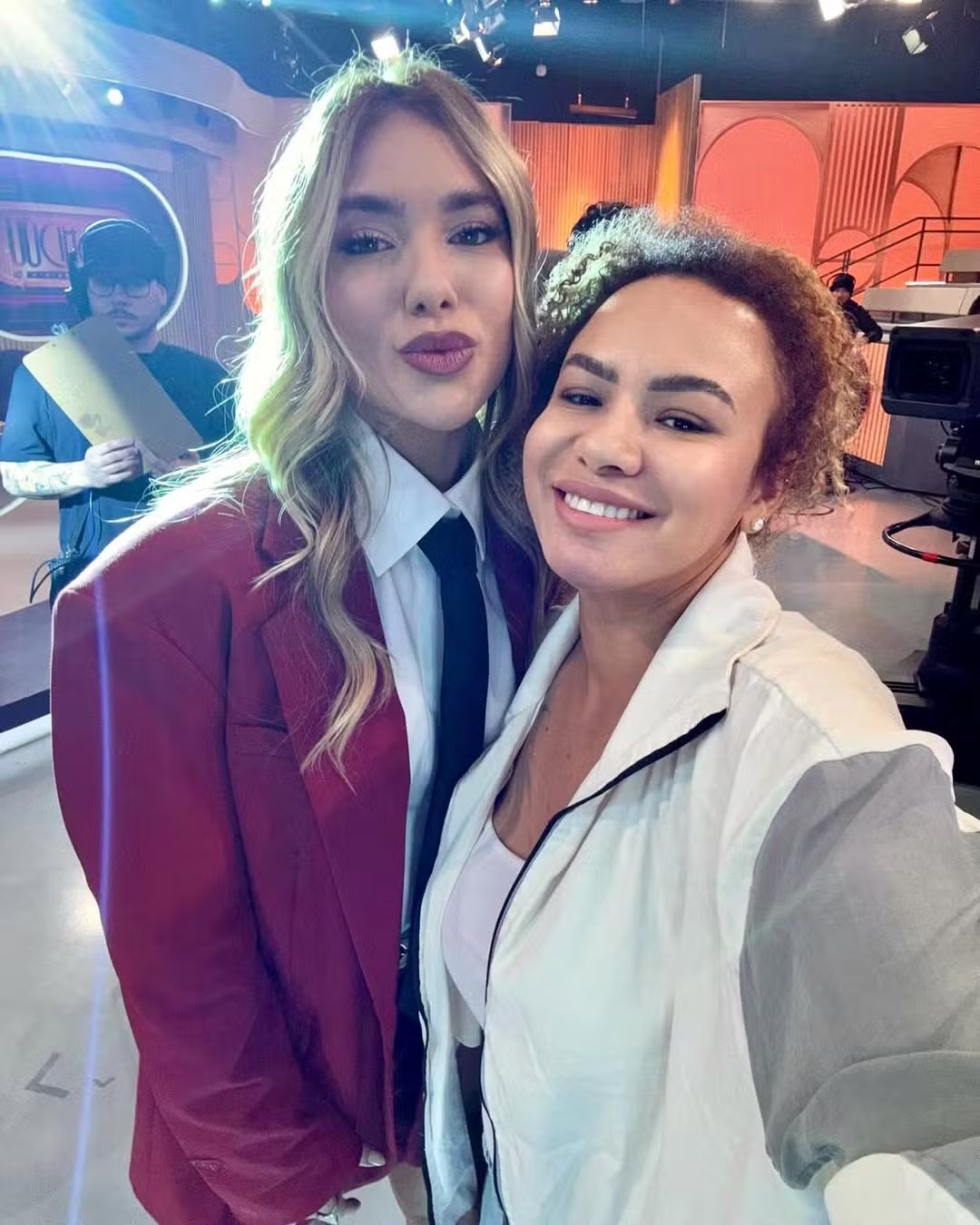 Virginia Fonseca posa com Vilmeci Passarinho, babá de seus filhos, nos bastidores do programa "Sabadou" — Foto: Reprodução/Instagram