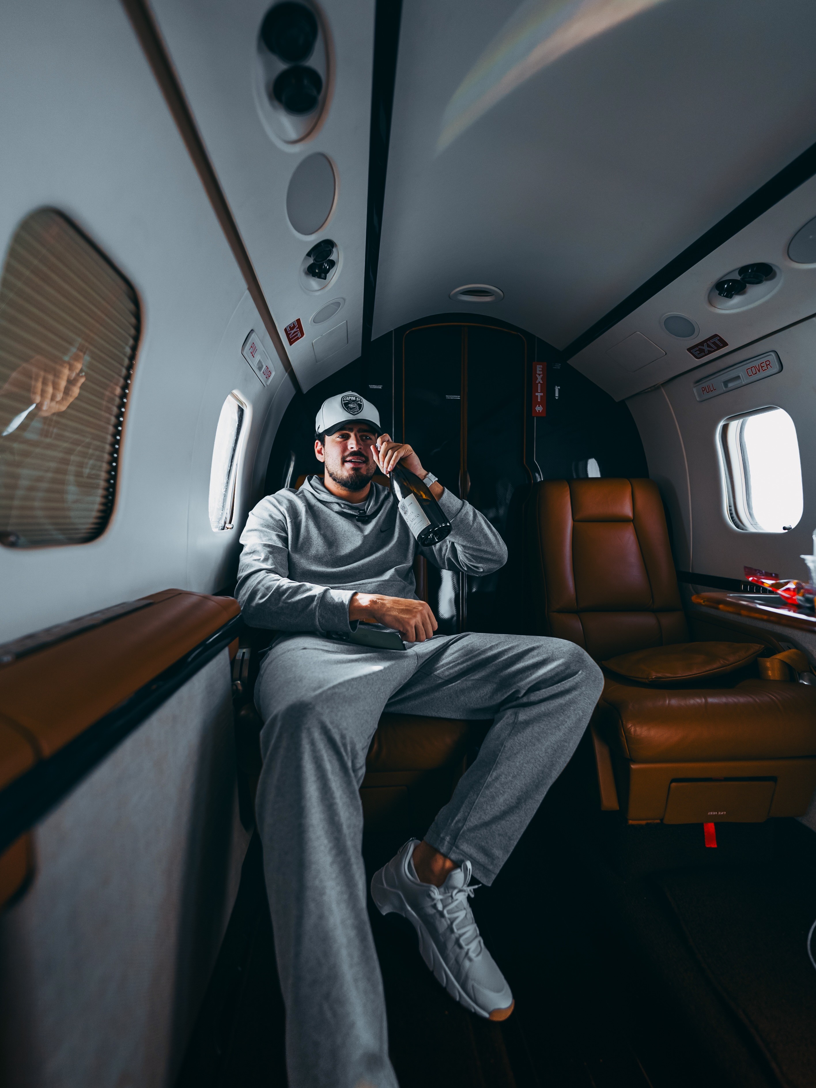 Jon Vlogs choca ao revelar quanto gasta por mês para manter jatinho que acaba de comprar - Foto