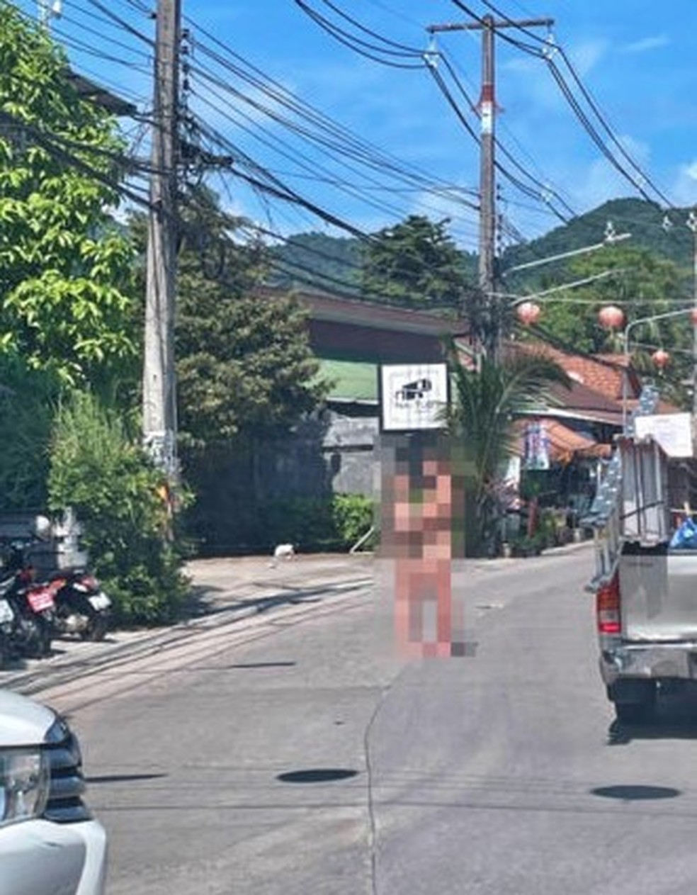 Casal polonês se abraça nu no meio de rua em balneário na Tailândia — Foto: Reprodução/X