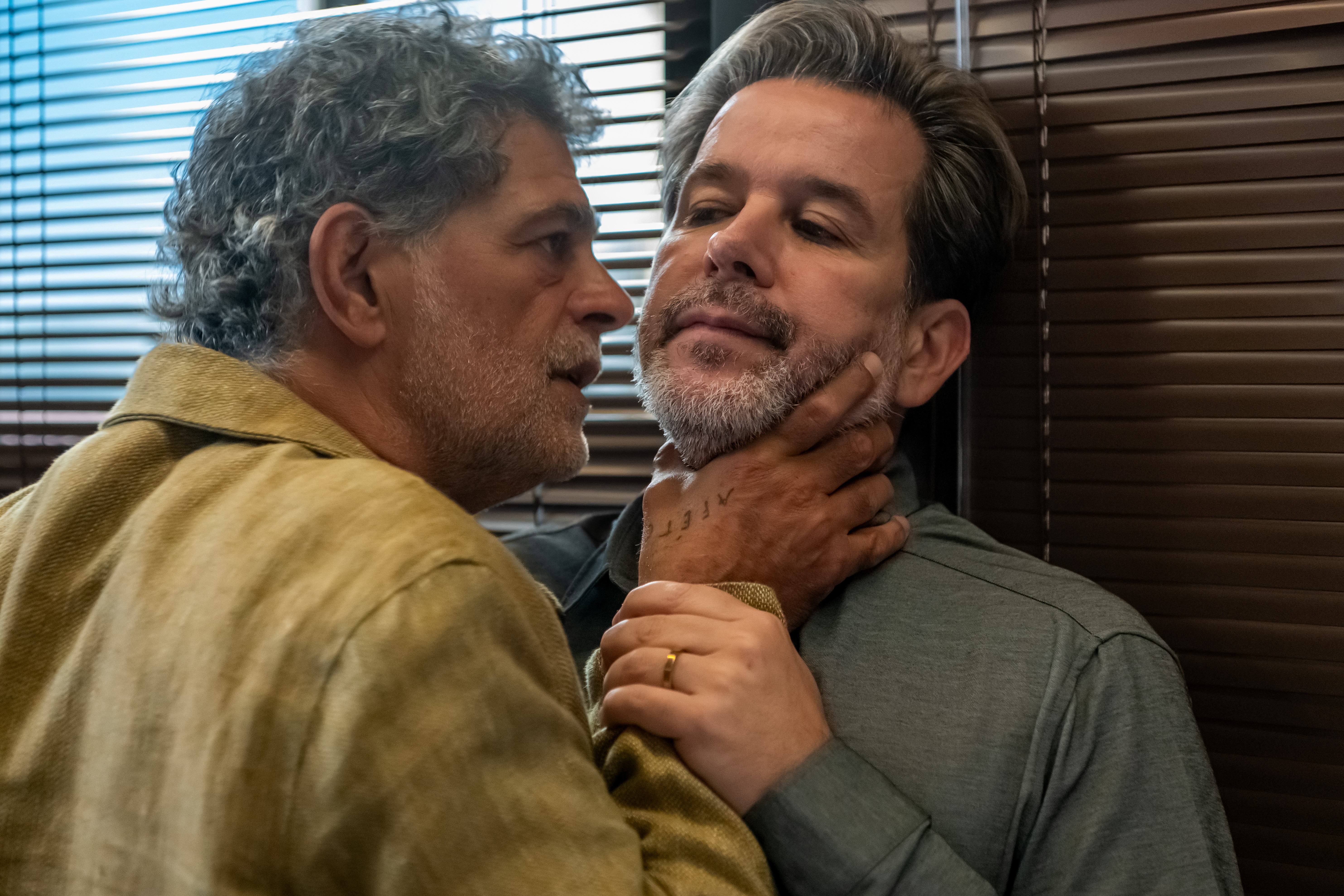 Em ‘Três Graças’, Rogério passa a perna em Ferette e o expulsa da fundação