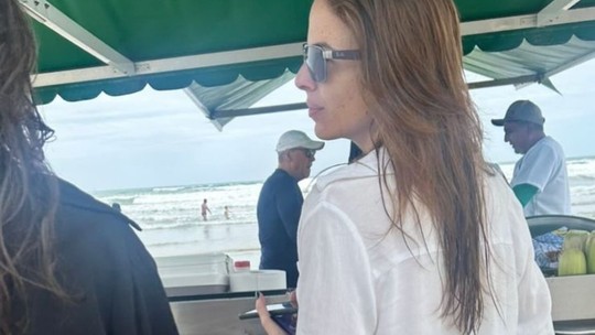 Suzane von Richthofen é vista em praia de luxo no litoral paulista