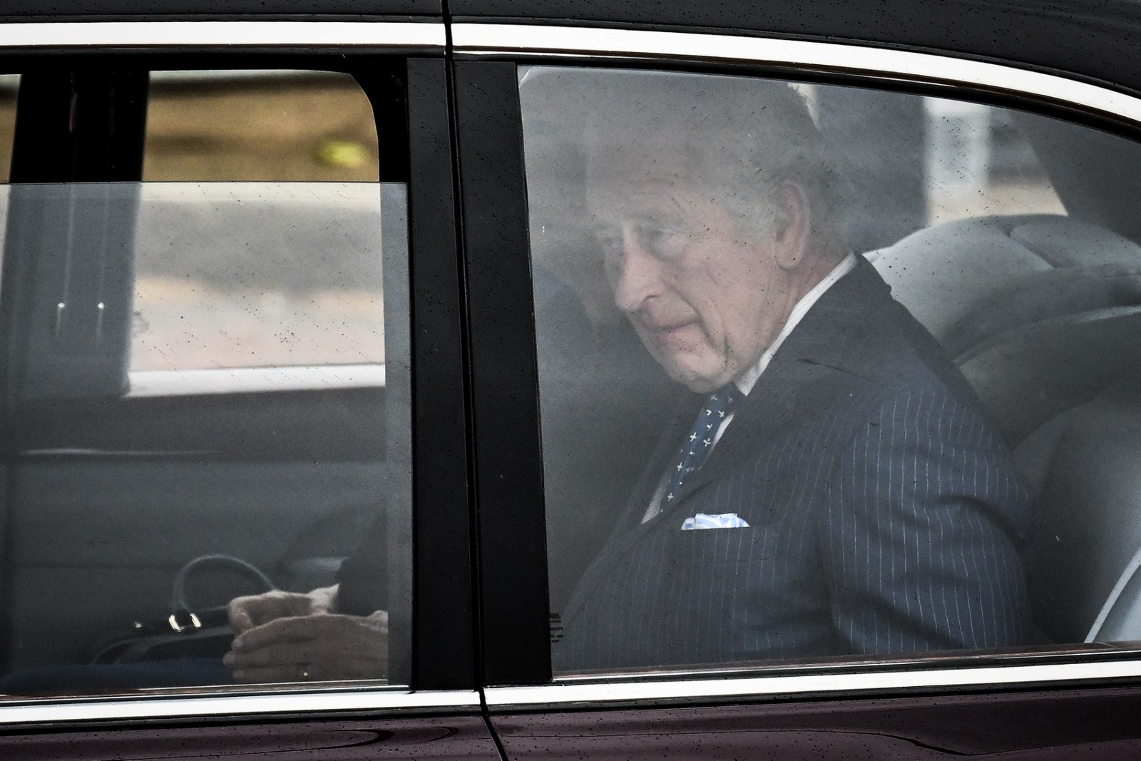Rei Charles III a caminho do Palácio de Buckingham — Foto: AFP